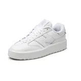 Championes New Balance CT302 blancos de cuero, con plataforma y logo "N" en los laterales.