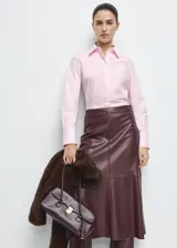 Camisa entallada de popelín de algodón color rosado, con cuello camisero, manga larga y cierre frontal oculto con botones bajo tapeta.