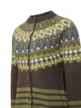 Sweater de lana color marrón con cuello redondo y cierre frontal de botones. Presenta un diseño jacquard circular en tonos verde, azul y blanco alrededor del cuello y en los hombros. Las mangas, puños y basta son de rib.