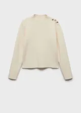 Jersey de punto fino color crema con cuello perkins y manga larga. Presenta un detalle de botones metálicos decorativos en uno de los hombros y un diseño de corte recto.