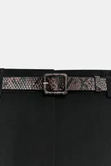 Bermuda de tiro alto color marrón, con pinzas en el delantero, perneras amplias y cierre frontal con cremallera y gancho metálico. Incluye un cinturón delgado con hebilla y estampado de efecto reptil.