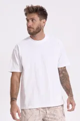 Remera negra de manga corta y cuello redondo, de corte holgado.