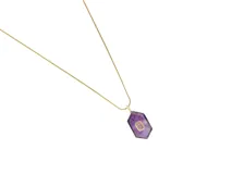 Collar de acero con baño de oro, compuesto por una cadena fina y un dije hexagonal de piedra amatista natural con una circonia rectangular engastada en el centro.