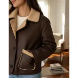 Campera gamulán de ecocuero marrón con forro y detalles de corderito en cuello, solapas y bolsillos. Cuenta con cierre frontal de botones y dos bolsillos aplicados.