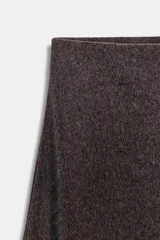 Falda de corte evasé confeccionada en tejido soft de tacto suave, con tiro medio y cintura elástica interior.