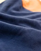 Buzo polar de hombre con diseño color block en tonos azul marino, amarillo y naranja. Cuenta con cuello alto con cierre de botones a presión, bolsillo frontal con solapa y cierre, y mangas largas con puños elásticos.