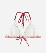 Top de bikini triangular de color blanco con estampado de pequeños hongos y tirantes a cuadros en tonos rojos.