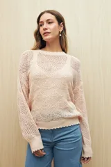 Sweater de punto calado color azul celeste, con diseño geométrico y cuello redondo. Presenta mangas largas con puños acanalados y terminación en rib.