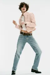 Jeans de tiro bajo y corte slim, color celeste con efecto lavado, con trabillas, cinco bolsillos y cierre frontal con cremallera y botón metálico.