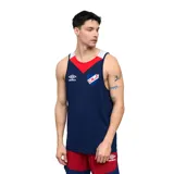Musculosa deportiva Umbro para hombre, inspirada en el Club Nacional de Football. Diseño azul marino con cuello en V y detalles en rojo y blanco en el escote y tirantes. Incluye el logo Umbro y el escudo del club.