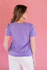 Remera básica de algodón con cuello redondo y manga corta, de calce clásico.