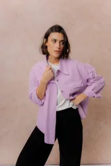Camisa oversize de denim liviano color amarillo, con cuello camisero, mangas largas con puños, bolsillos delanteros con tapa y ruedo desflecado.