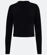 Suéter negro de punto con textura acanalada, cuello redondo y mangas largas.