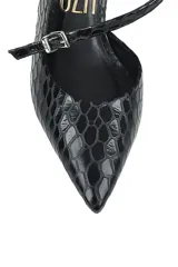 Zapato stiletto color beige con estampado de piel de serpiente, punta fina, tira cruzada con hebilla y tacón cuadrado.