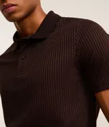 Camisa polo de corte slim, color marrón oscuro, con textura acanalada vertical, cuello clásico y cierre frontal de botones.