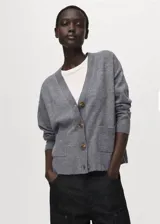 Cardigan gris de punto fino con mezcla de lana, escote en V, cierre frontal de botones, mangas largas y bolsillos de parche delanteros.
