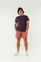 Short de baño azul con franjas horizontales en celeste y azul claro. Cuenta con cintura elástica ajustable con cordón, dos bolsillos laterales y uno trasero.