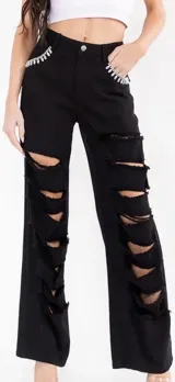 Pantalón jean negro de corte recto semi ancho, con roturas horizontales en ambas piernas y apliques de pedrería brillante en los bolsillos delanteros.
