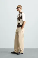 Chaleco de punto con cuello en V, diseño de rombos en marrón, beige y rosa.