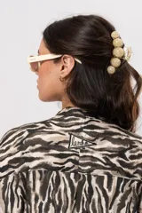 Camisa de corte oversize, con diseño estampado animal print de cebra, mangas cortas amplias y cierre frontal con botones.