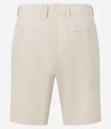 Bermuda slim de lino y algodón color beige, de corte ajustado, con trabillas para cinturón y bolsillos laterales y traseros.