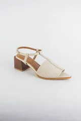 Sandalias de cuero rojo con diseño de tiras horizontales abullonadas en la parte delantera, punta fina, tira vertical central en forma de T y tira ajustable al tobillo. Poseen tacón cuadrado de madera de 6 cm.