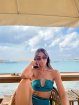 Bombacha de bikini tiro alto color verde esmeralda, de tejido de punto con hilado italiano, modelo vedetina, tela dry fit con protección UV.