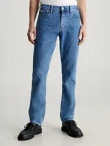 Jean de corte recto y talle medio-bajo, confeccionado en denim rígido de algodón. Presenta diseño clásico de cinco bolsillos, cierre con cremallera y lavado a la piedra en tono azul medio.