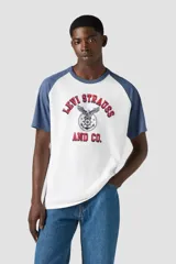 Remera blanca con mangas cortas raglán de color azul marino. Estampado frontal con el logo de Levi Strauss & Co. en rojo y azul.