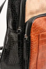 Mochila midi negra con detalles en color ladrillo y beige con textura símil piel de cocodrilo.