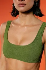 Corpiño de bikini tipo top con escote amplio y breteles fijos, confeccionado en tela texturada color verde militar.