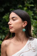 Aros colgantes color verde agua, con diseño esférico compuesto por pequeñas cuentas de cristal agrupadas.