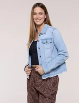 Campera de jean Baccini de color celeste claro, con cuello solapa, cierre frontal con botones metálicos, bolsillos en el pecho y ruedo con terminación desflecada.