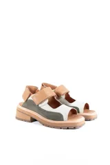 Sandalias de cuero con plataforma de goma, color verde, blanco y beige.