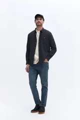 Camisa de manga larga confeccionada en viyela de algodón, con cierre frontal de botones y bolsillo en el pecho. Presenta un diseño clásico de calce cómodo y textura suave.