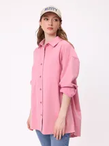 Gorra con visera curva de estilo clásico, confeccionada en algodón con efecto lavado. Presenta el logo de la marca Rusty bordado en el frente con letras en color rojo y borde blanco.