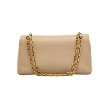 Cartera bandolera Marc Jacobs The Dual Chain Mini Bag color beige, confeccionada en cuero liso, con cierre de torniquete J Marc dorado y correa de cadena dorada para llevar al hombro o cruzada.