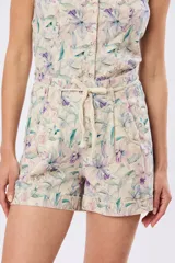 Short de lino con estampa botánica en tonos beige, verde y coral, de tiro alto con cordón ajustable en la cintura y bolsillos laterales.