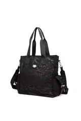 Cartera tipo bolso de Las Oreiro en color verde, con estampado de letras y corazones en tono sobre tono. Cuenta con doble asa superior de cinta negra, correa ajustable extraíble, bolsillos laterales y un aplique metálico con logo en el frente.