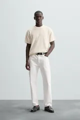 Camiseta negra de punto perlado, corte regular fit, cuello redondo, manga corta y rib en los acabados.