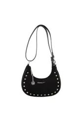 Cartera tipo bandolera de diseño semicircular, confeccionada en material con textura gamuzada color bordó. Presenta detalles de tachas metálicas plateadas en todo el contorno, cierre superior con tirador decorado con un dije metálico circular y correa larga ajustable.