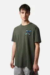 Remera verde militar de corte clásico con parche bordado en el pecho.