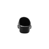 Zueco negro con perforaciones en la parte superior y plantilla acolchada.