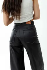 Pantalón de cuero sintético negro, de corte ancho y tiro alto.