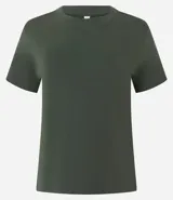 Remera básica de manga corta y cuello redondo, confeccionada en algodón interlock. Presenta un diseño liso sin estampados, ideal para uso diario.