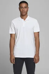 Chomba de piqué color blanco, de corte slim fit, manga corta y cuello camisero con cierre frontal de botones.