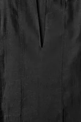 Camisa fluida de cuello redondo con escote en pico y lazada frontal en el mismo tejido. Presenta mangas largas con puños anchos y bajo recto.