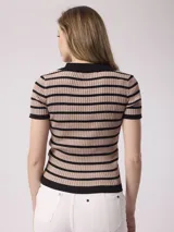 Remera tejida a rayas horizontales color beige y negro, con cuello tipo polo y mangas cortas.