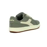 Championes urbanos Diadora Court Xl de color gris con detalles en blanco y suela de goma color miel. Confeccionados en gamuza con cordones anchos y el logotipo característico de la marca en el lateral.