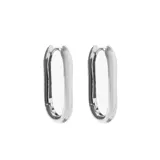 Aros plateados tipo argolla con forma rectangular.